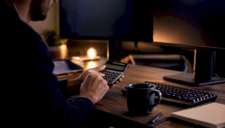 Trading dashboard and hands using calculator